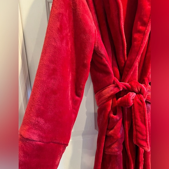 SOMA❤️ PLUSH ❤️ Bold Red , Short Robe w Pockets & Plush Belt - Picture 5 of 9